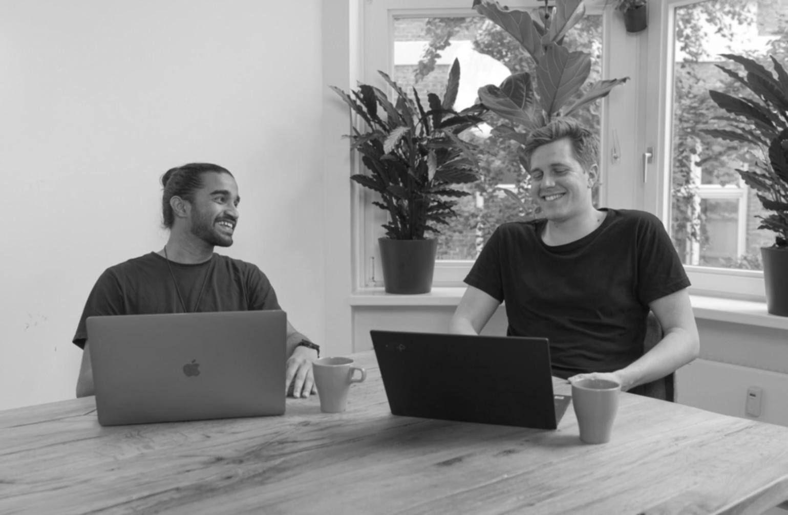 Equipo de profesionales en una sesión de formación financiera